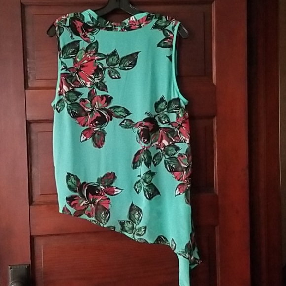 Karen Kane floral wrap sleeveless blouse - Picture 2 of 2